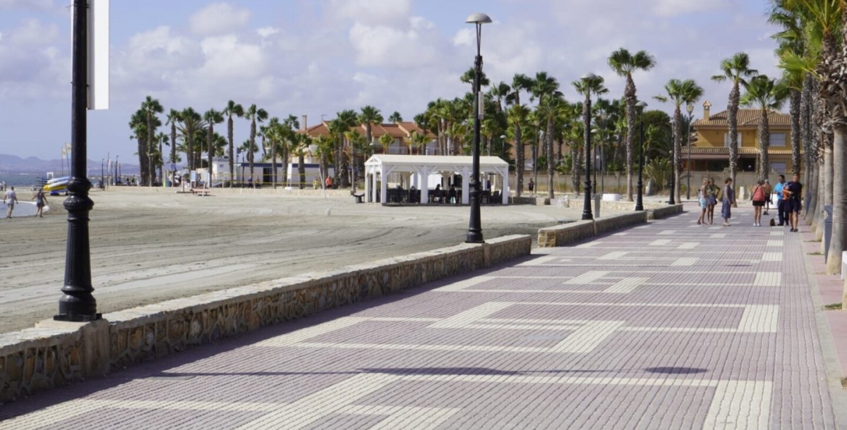 Los Alcázares saca a concurso 21 espacios de playa con chiringuitos, hamacas y actividades náuticas