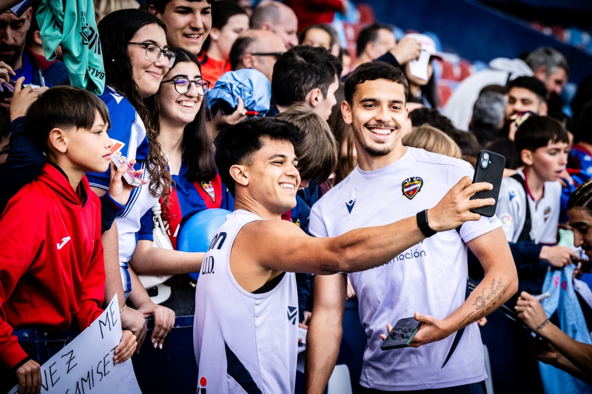 El Levante celebra una jornada de puertas abiertas en el Ciutat con tres mil aficionados