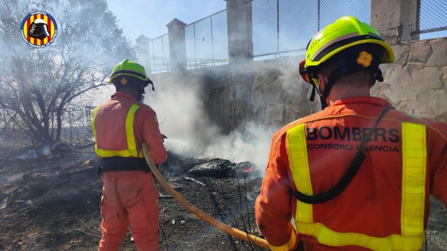 Cámaras térmicas detectan varios puntos calientes en la zona del incendio de Ontinyent
