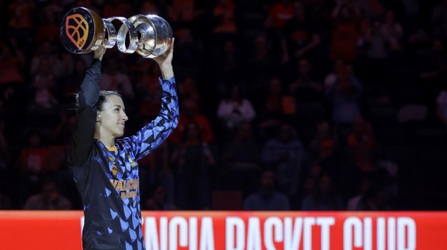 Valencia Basket culmina la celebración de la Copa con victoria en el Roig Arena 