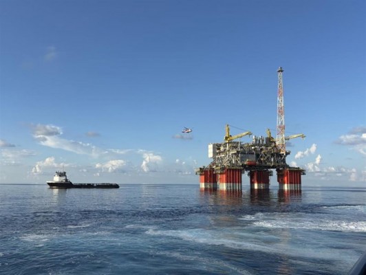 El petróleo rebasa de nuevo los 100 dólares tras nuevos ataques a buques en el estrecho de Ormuz