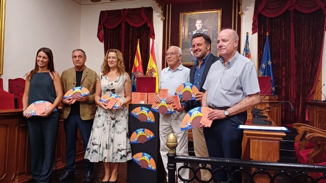 Elche presenta el abanico del artista Antonio Ródenas y el facsímil del Misteri d’Elx
