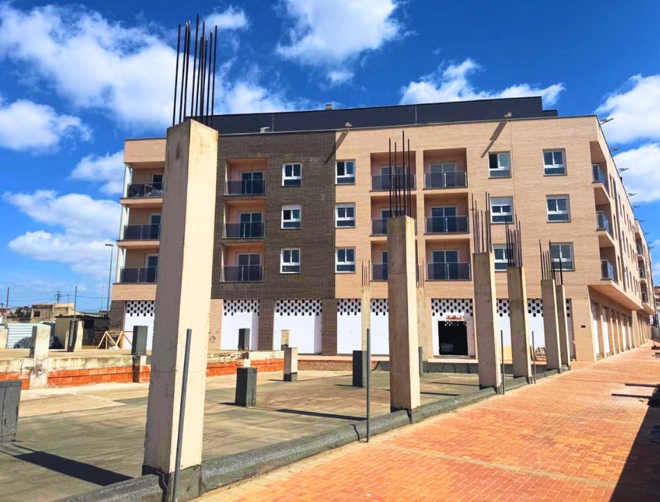 Hausera convierte una promoción abandonada en Molina desde el 2008 en un residencial con más de 200 viviendas