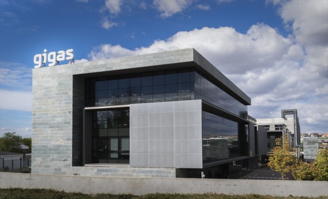 Gigas pierde 10,6 millones en 2025, pero cumple su 'guidance' de ingresos