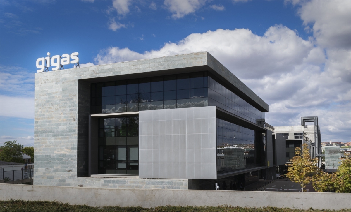 Gigas pierde 10,6 millones en 2025, pero cumple su 'guidance' de ingresos