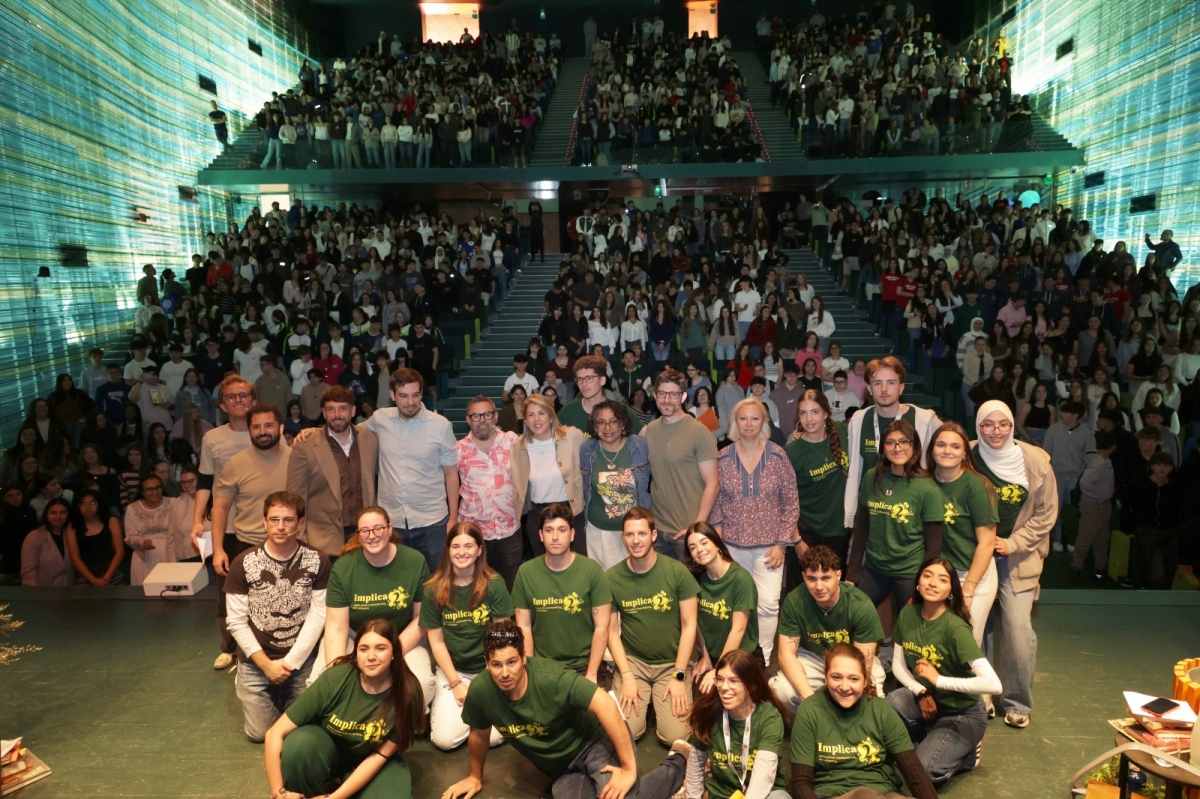 Los finalistas de los Premios Mandarache y Hache se reúnen con 1.400 alumnos de 30 centros de enseñanza en Cartagena