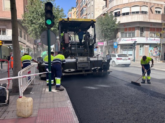 El plan de asfaltado de Elche llega ahora a la calle Vicente Blasco Ibáñez