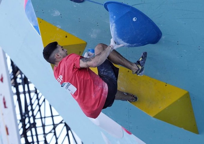 Alberto Ginés, decimocuarto en la prueba de bloques de escalada, se juega la final en la cuerda