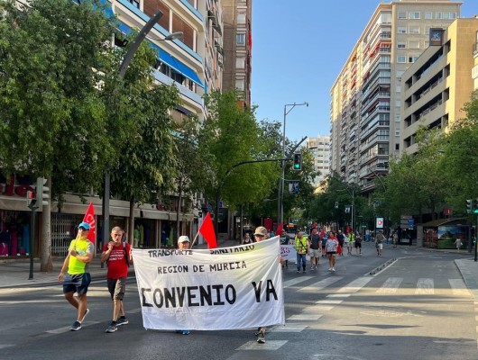Los trabajadores del transporte sanitario inician una huelga en la Región
