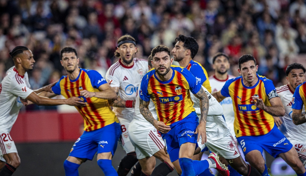 Un Valencia CF sin rumbo visita Elche con miles de valencianistas a sus espaldas 