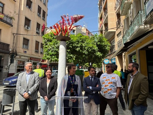 Una escultura de Flyppy recuerda el punto exacto en Murcia donde nació el Entierro de la Sardina hace 175 años