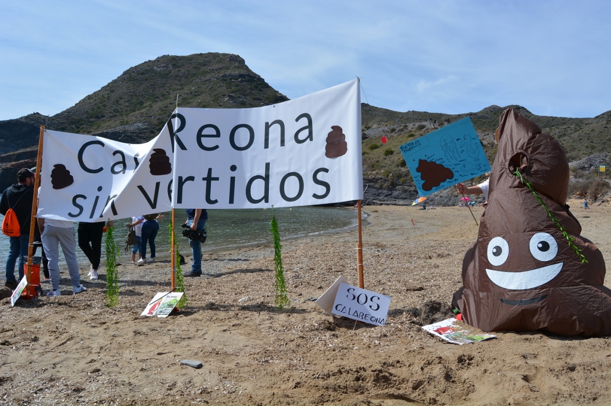 Cala Reona, en el punto de mira por los vertidos del emisario del Mar Menor Sur