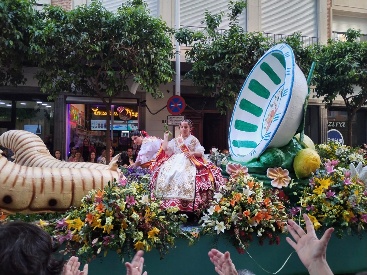 Murcia huele a primavera: miles de personas disfrutan del colorido desfile de la Batalla de las Flores 