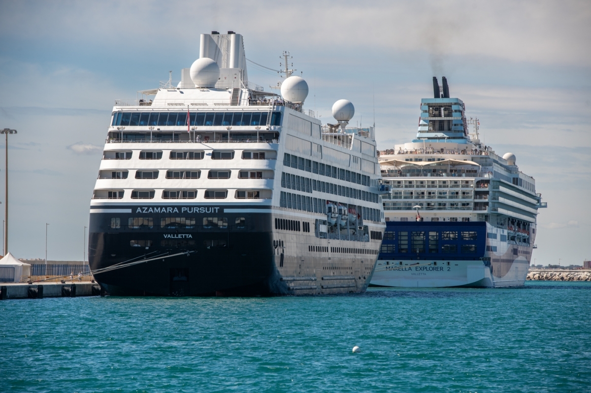 Dos cruceros atracados en el Puerto de Alicante, en imagen de archivo. - Foto: RAFA MOLINA Dos cruceros atracados en el Puerto de Alicante, en imagen de archivo.
