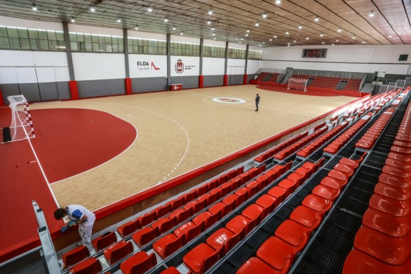 El pabellón Juan Carlos Verdú de Elda reabre tras su remodelación con un graderío ampliado hasta 637 plazas y nuevos vestuarios accesibles