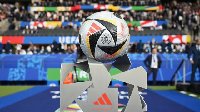 La UEFA recauda 31.500 euros para la Fundación para la Infancia gracias al balón de la final de la Eurocopa