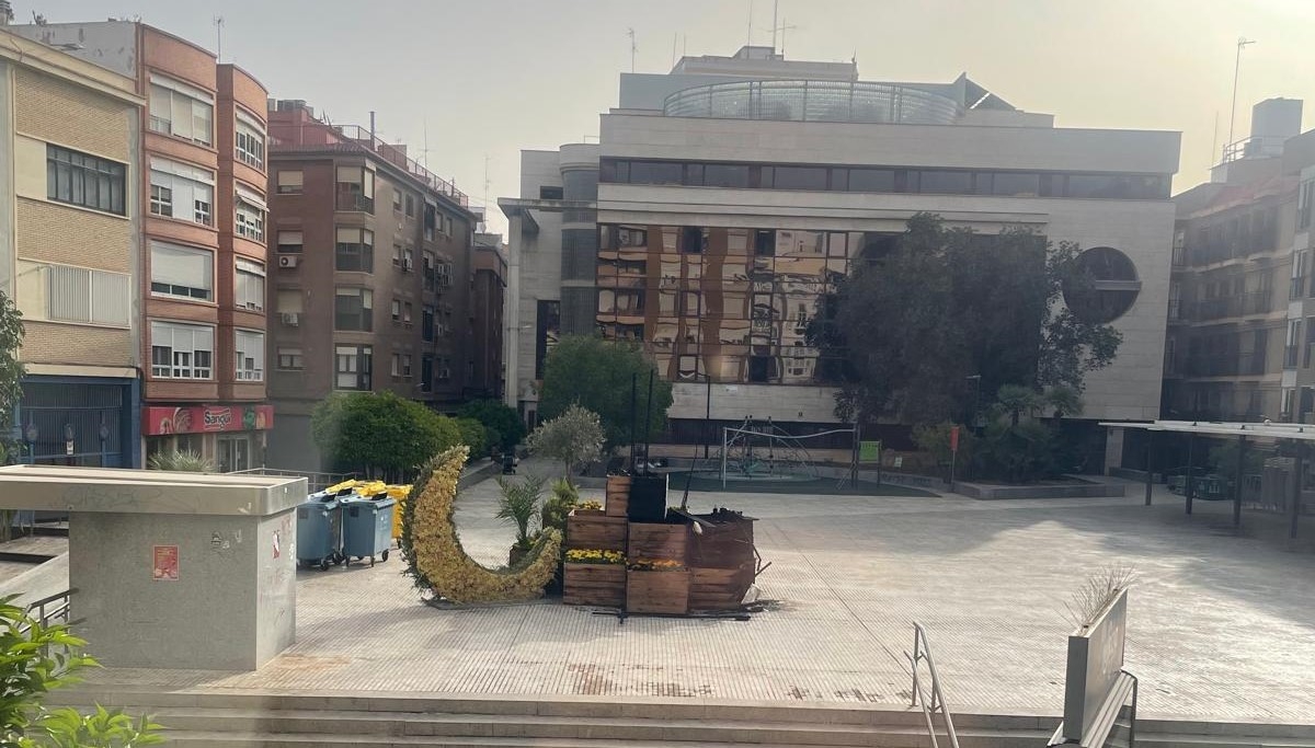Arde el jardín de las Tres Culturas en la Plaza de Europa de Murcia tras un acto vandálico