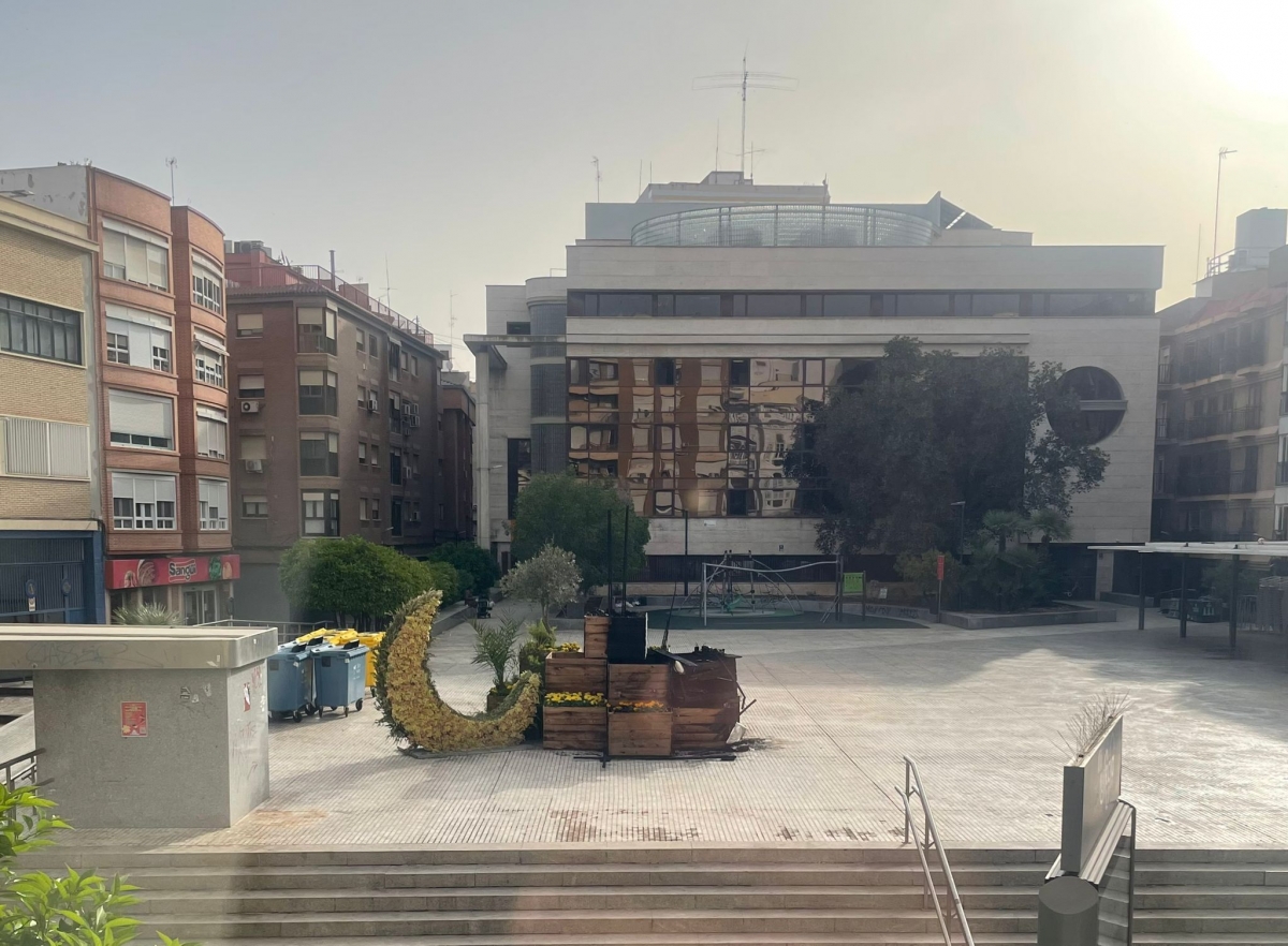Arde el jardín de las Tres Culturas en la Plaza de Europa de Murcia tras un acto vandálico