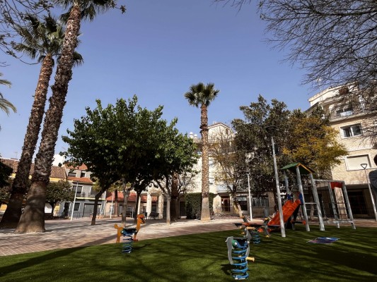 Petrer reabre la plaza Joan Fuster tras una remodelación de más de 132.000 euros
