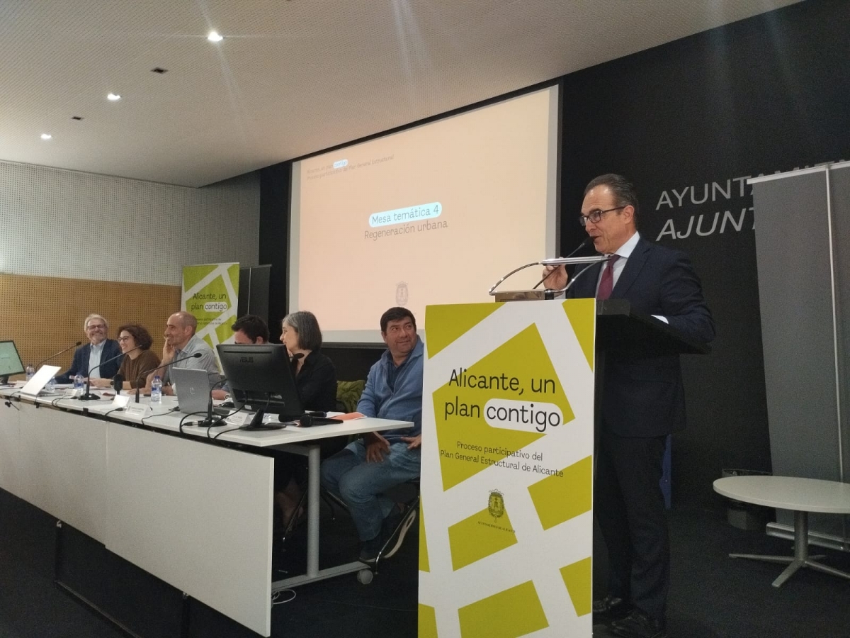 El edil de Urbanismo de Alicante, Toño Peral, en un momento de la mesa técnica sobre el PGE.