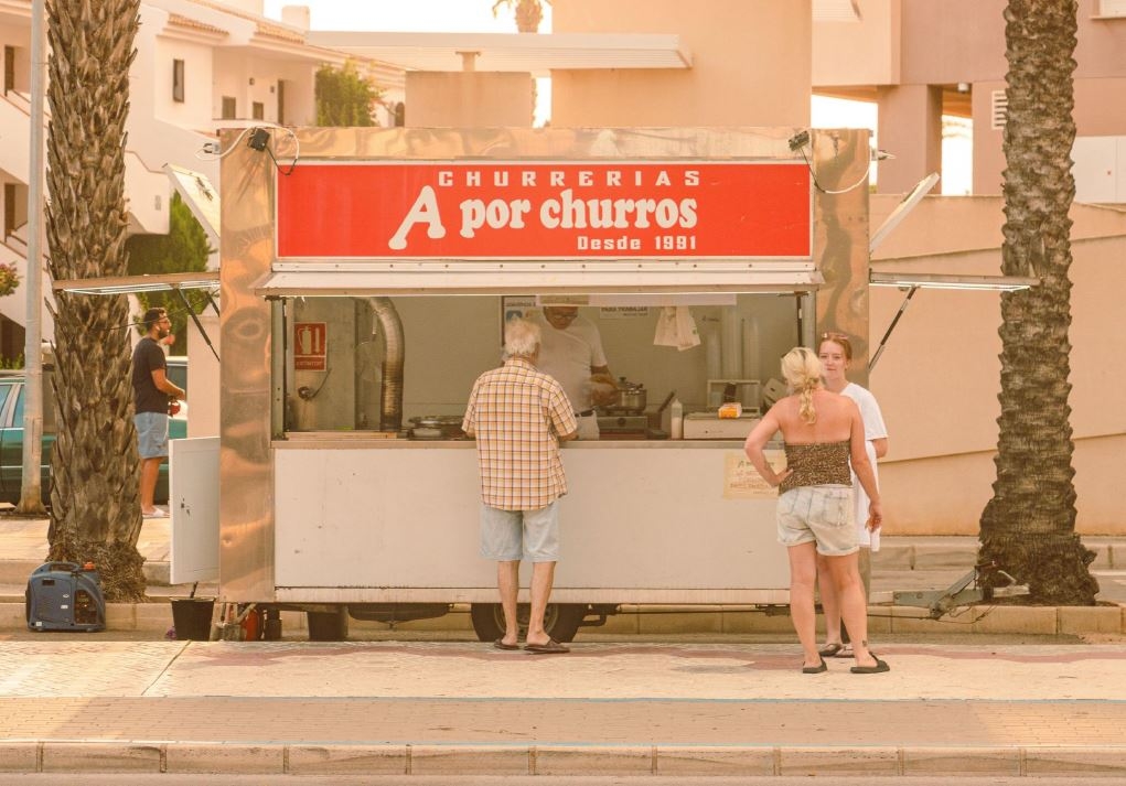 Retratos de La Manga fascinante que se esconde tras el caos urbanístico y la cotidianidad veraniega