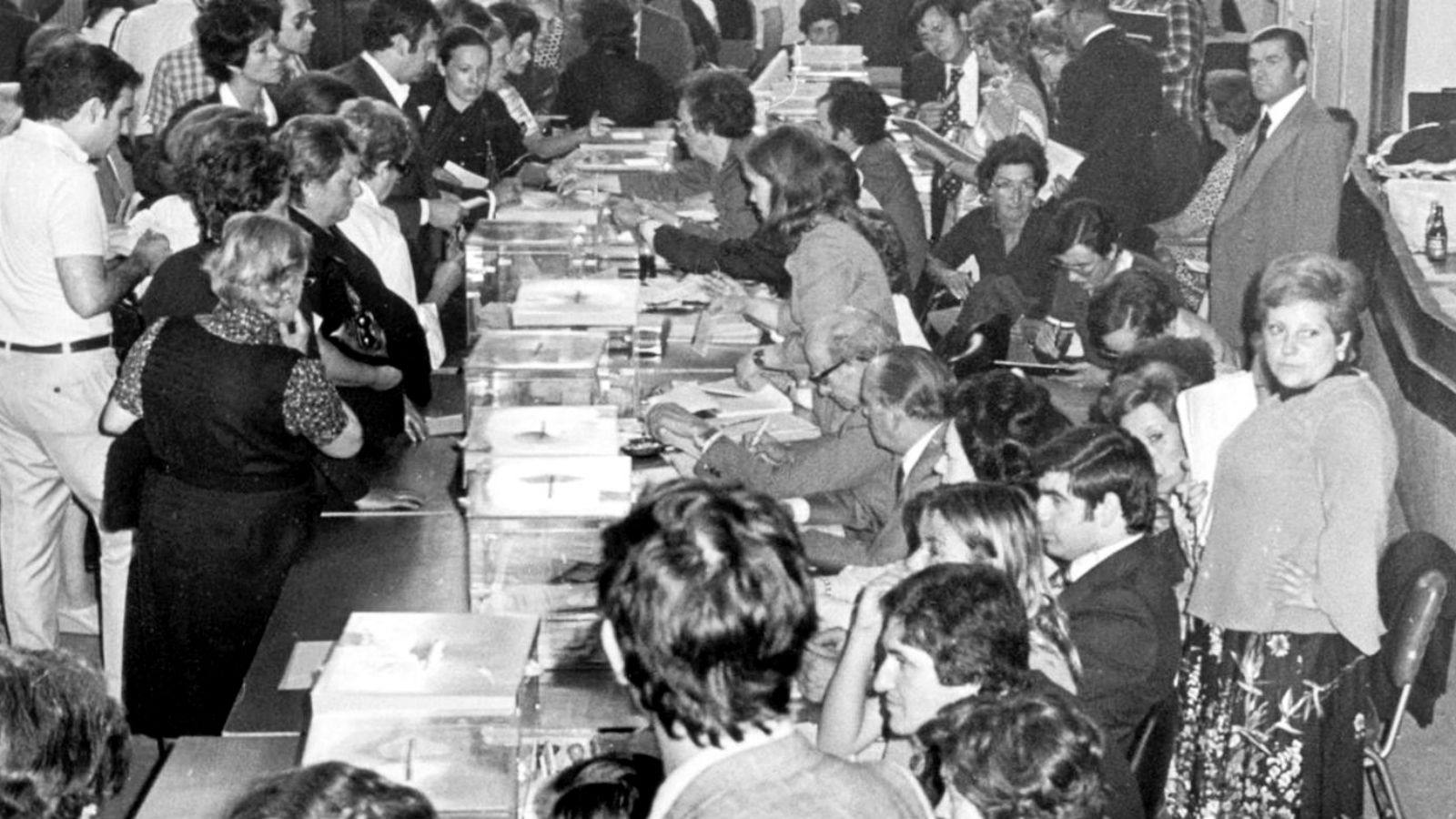 Una mesa electoral, durante las primeras elecciones de la Democracia (1977) - 