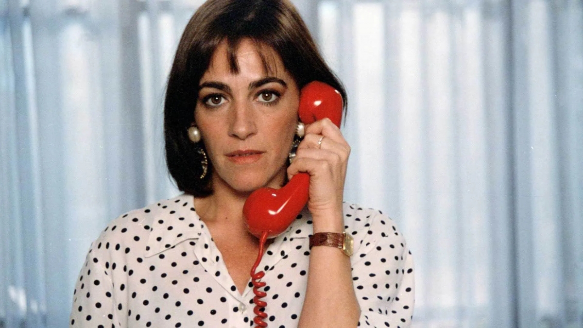 Entre vestidos y labios rojo carmín: breve análisis de la figura de la chica Almodóvar 