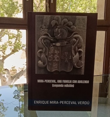 La familia Mira-Perceval dona a la biblioteca de Aspe un ejemplar de su obra genealógica