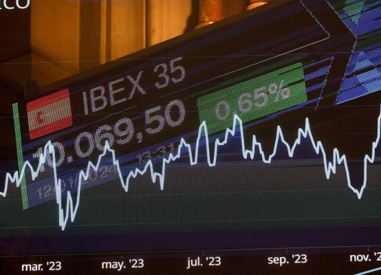 Lunes negro en la bolsa: el Ibex 35 cae un 2,4% en la media sesión tras el desplome del 12% del Nikkei