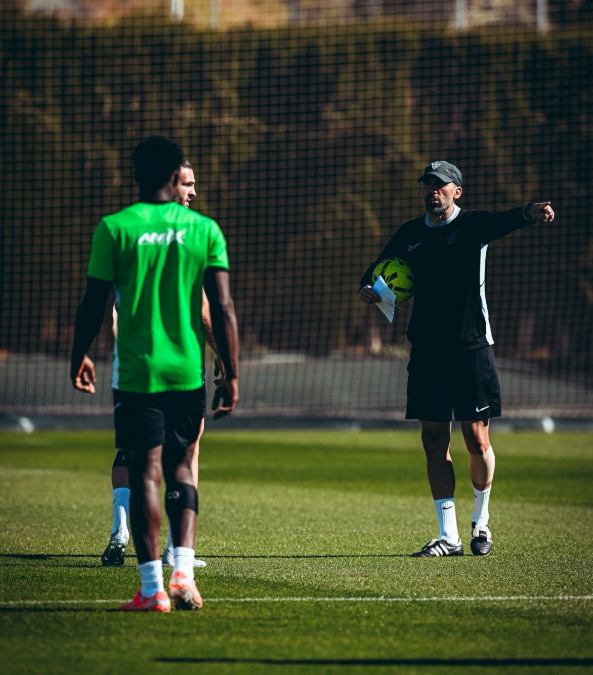 Derbi de susto o muerte: el Elche CF se agarra al Martínez Valero para tratar de salir del barro y arrastrar al Valencia CF al mismo