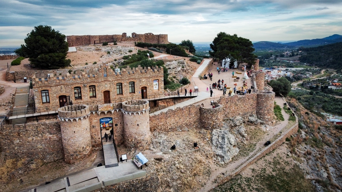 El Castillo de Onda se consolida como epicentro del ocio familiar con una jornada de títeres
