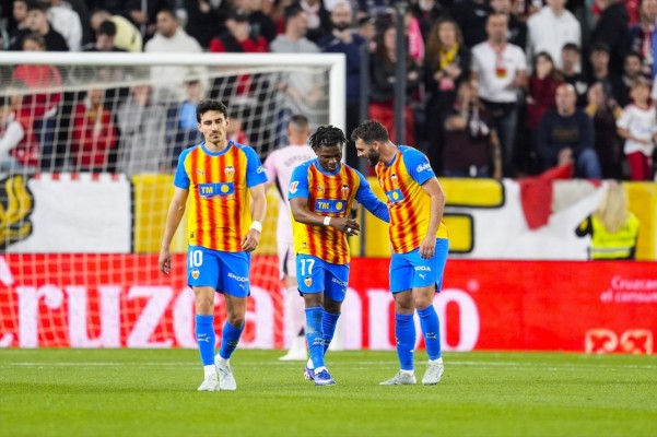 Un Valencia CF sin rumbo visita Elche con miles de valencianistas a sus espaldas 