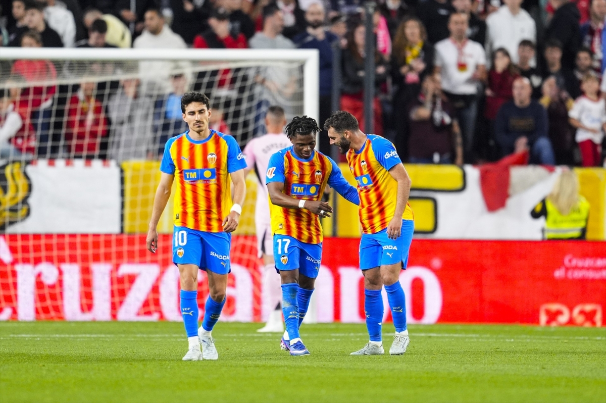 Un Valencia CF sin rumbo visita Elche con miles de valencianistas a sus espaldas 