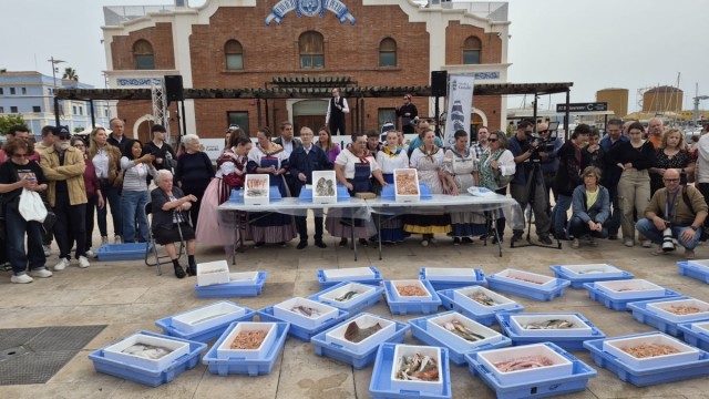 Escala a Castelló sigue su curso con la tradicional subasta de pescado y el mercado marinero