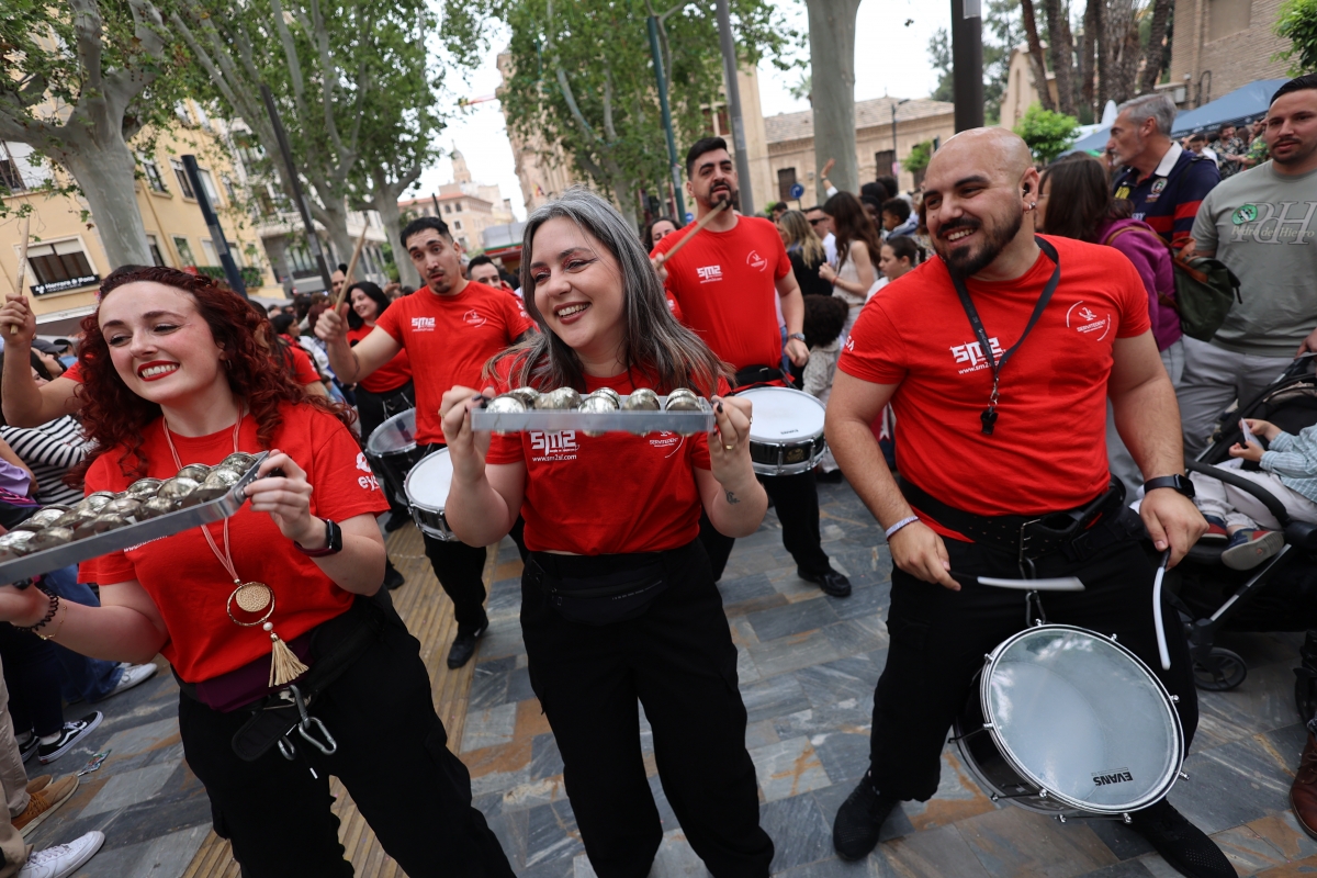 La fiesta inunda cada rincón de Murcia en el Entierro de la Sardina