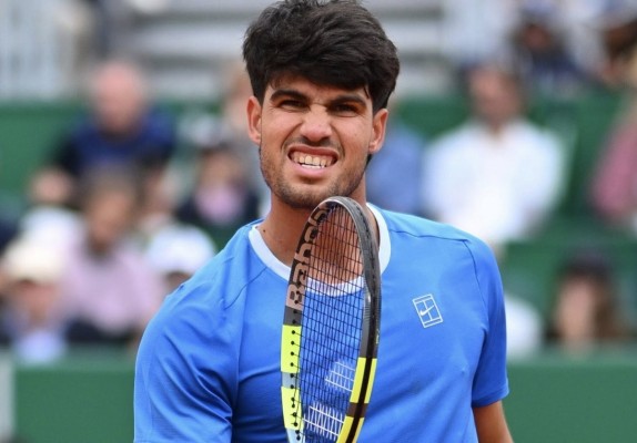 Alcaraz endosa un doble 6-4 a Vacherot en Mónaco y peleará ante Sinner por el título y retener el número 1