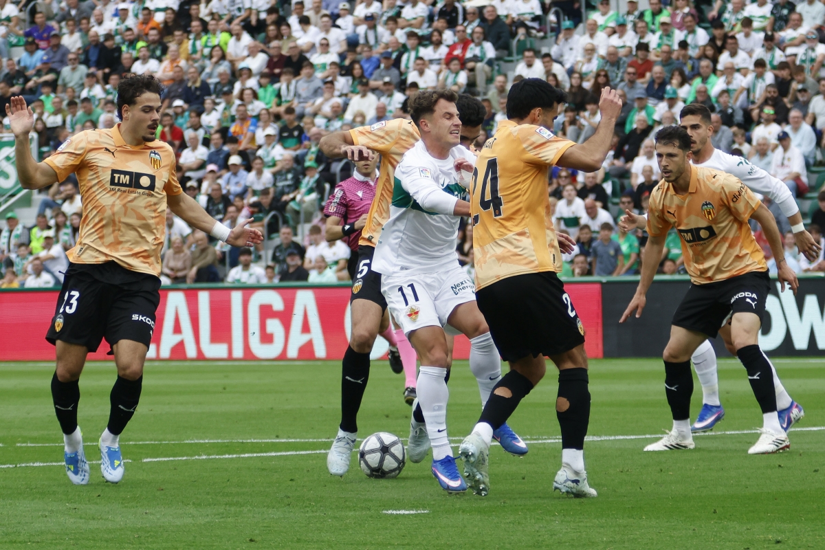 El Elche mete en un buen lío al Valencia 