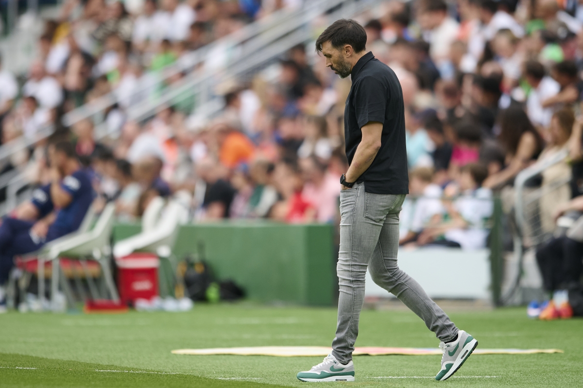 Eder Srabia cabizbajo en la banda