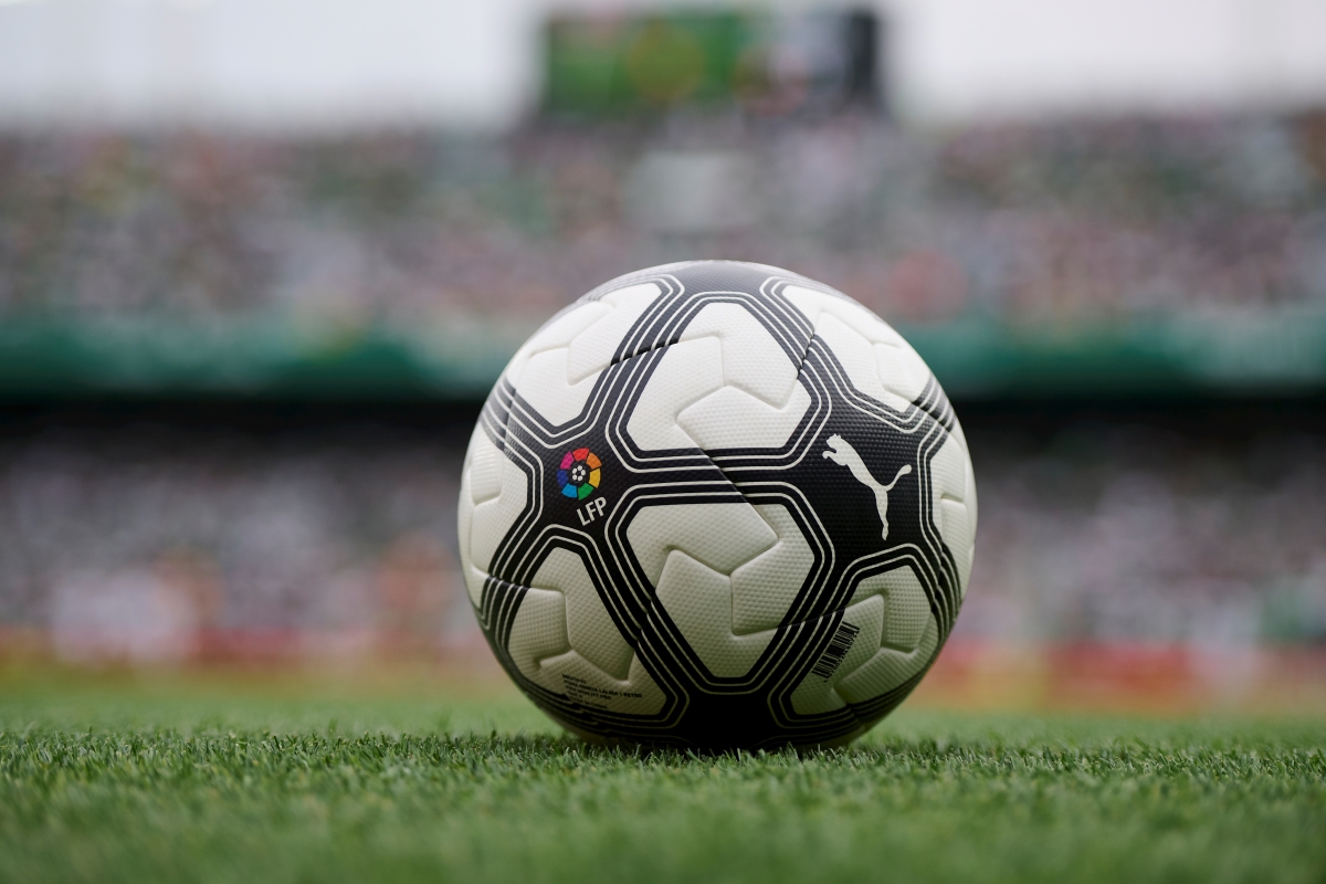 El derbi  fue retro, empezando por el esférico del mismo