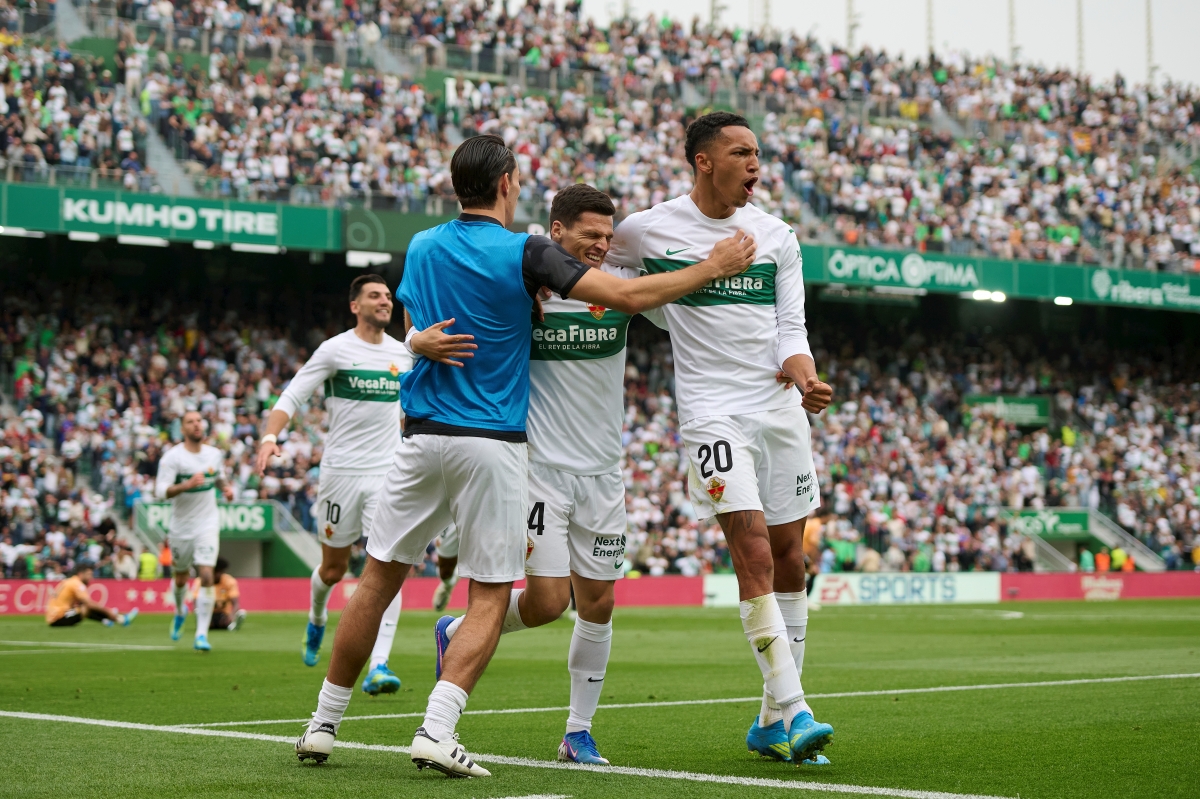 Los jugadores franjiverdes celebran el tanto de la victoria