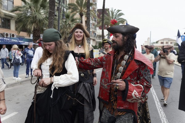 Las imágenes del desfile marinero y las justas en Escala a Castelló 
