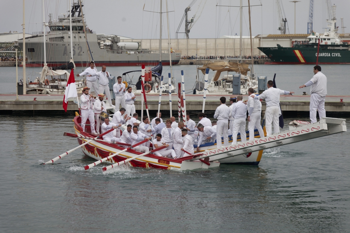 Justas y un desfile marinero deleitan en una multitudinaria Escala a Castelló