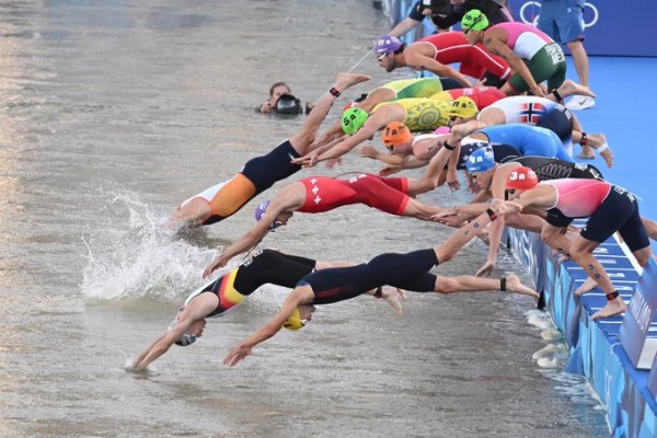España se queda sin diploma por las penalizaciones en el relevo mixto de triatlón