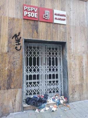 La sede del PSOE de Alicante aparece con restos de basura en la puerta 