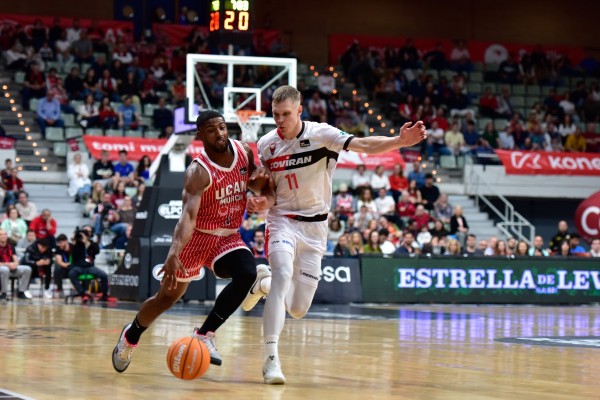 El UCAM CB y DeJulius -31 puntos y 11 asistencias- se exhiben en ataque y ya son 19 sus victorias y cinco seguidas