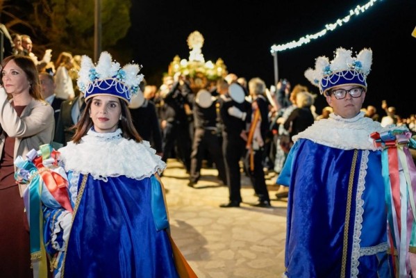 Dos mujeres escoltan la Mare de Déu del Castell de Cullera por primera vez en la historia