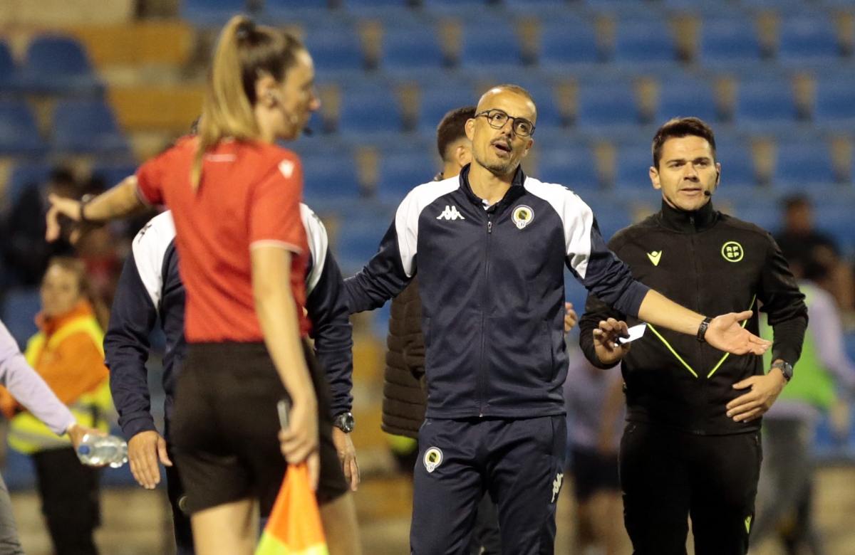 El Hércules CF se apunta a la jornada retro con otro esperpento que le condena a pelear la permanencia