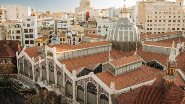 El Ayuntamiento de València instala el sistema de control de accesos de vehículos al sótano del Mercat Central