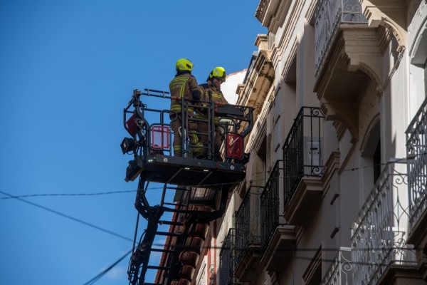 Susto en la calle Mayor de Alicante por la caída de un fragmento de cornisa de un edificio