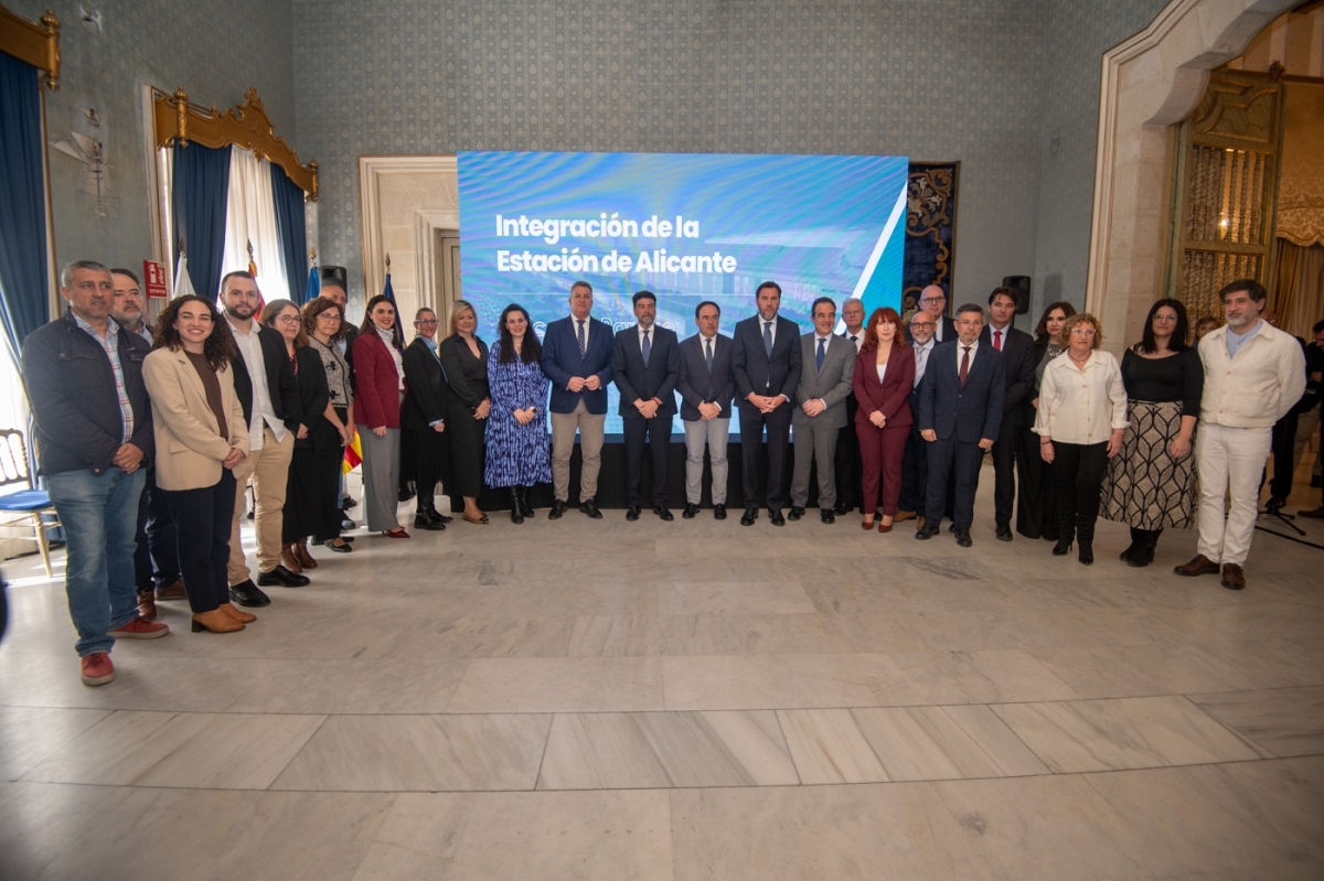 Puente, Pérez Llorca y Martínez Mus, junto a los ediles de la corporación de Alicante.